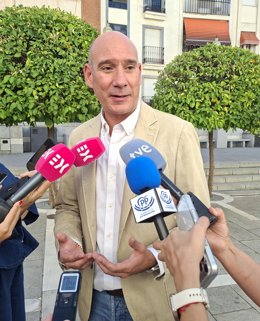 El portavoz del PP en la Asamblea de Extremadura, José Ángel Sánchez Juliá, en declaraciones a los medios