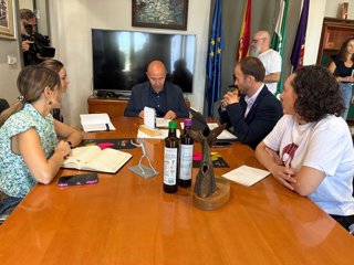 Reunión del delegado del Gobierno andaluz, Erik Domínguez (2d), con el alcalde de Cazorla, José Luis Olivares, y otros responsables municipales.