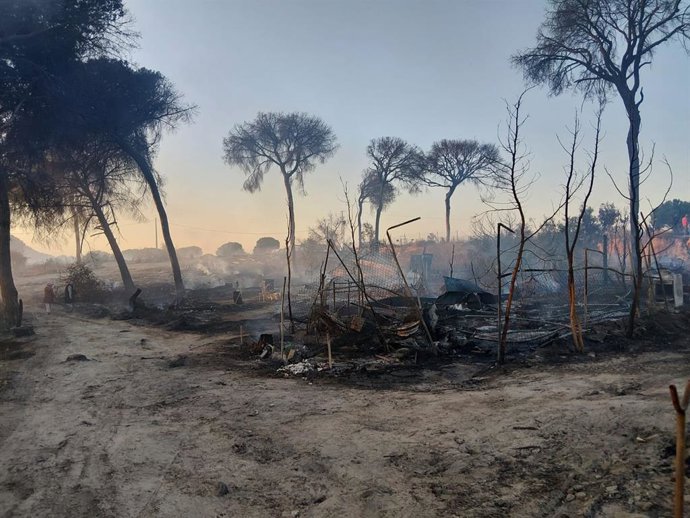 Un incendio calcina 50 chabolas en un asentamiento de Lucena del Puerto (Huelva).