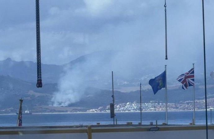 Vista del incendio en la zona de las Pantallas, en Algeciras.