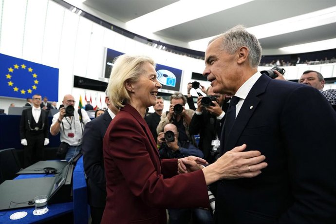 La presidenta de la Comisión Europea, Ursula von der Leyen, junto al primer ministro de Canadá, Mark Carney