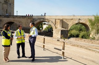 El consejero de Fomento y Movilidad de la Junta, Mario Muñoz-Atanet (centro), y el alcalde de Córdoba, José María Bellido, visitan las obras en el Puente Romano.