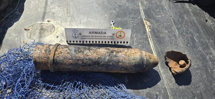 Proyectil recuperado y neutralizado tras ser encontrado en aguas del Estrecho por un pesquero.
