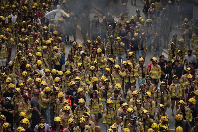 Centenars de bombers manifestant-se a Barcelona