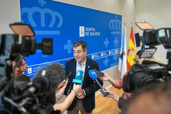 El conselleiro de Educación, Ciencia, Universidades e FP, Román Rodríguez, en declaraciones a los medios