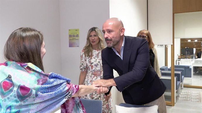 El vicesecretario de Educación e Igualdad del PP, Jaime de los Santos, saluda al personal del CAIVIS.