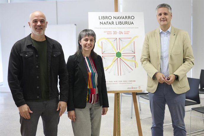 I-D: El presidente de Editargi, Aritz Otazu; la jefa de la Sección de la Biblioteca de Navarra, María Luisa Garcés; y el director general de Cultura-Institución Príncipe de Viana, Ignacio Apezteguía.