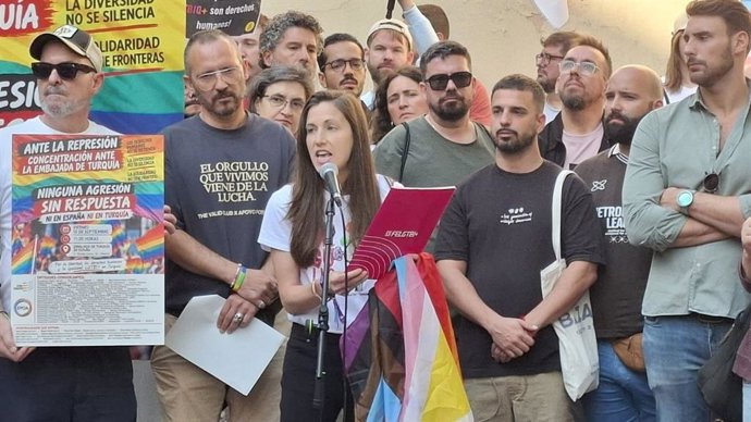 Organizaciones representantes de las personas LGTBI+ ante la embajada de Turquía en Madrid.