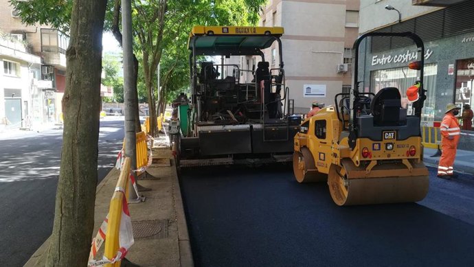 Archivo - Obras de asfaltado en una calle de Cáceres en una foto de archivo