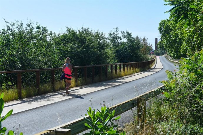 Archivo - Uno de los caminos en el tramo metropolitano del río Llobregat.