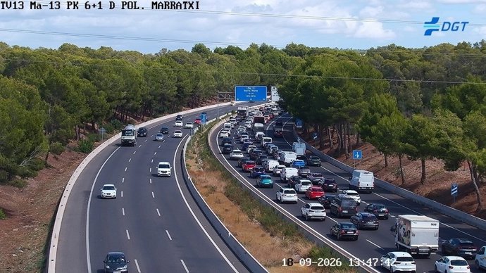 Retenciones en la autopista de Inca tras un accidente entre un camión y un turismo.