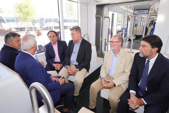 Imatge de la visita realitzada este divendres pel president de la Generalitat, Juanfran Pérez Llorca, als tallers de TRAM d'Alacant al Campello