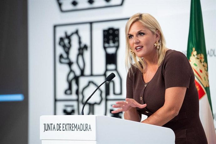 La consejera de Hacienda, Elena Manzano, ofrece una rueda de prensa