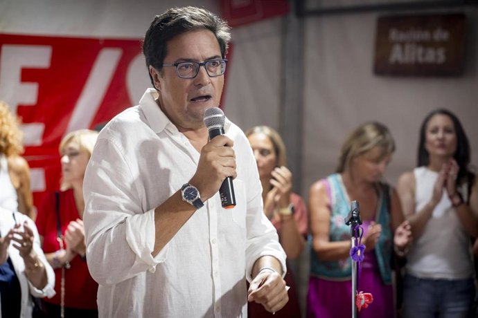 El candidato del PSOE a la Presidencia de la Comunidad de Madrid, Óscar López, interviene durante una visita a la caseta del PSOE instalada con motivo de las Fiestas Patronales de Móstoles