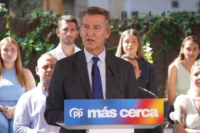El presidente del Partido Popular, Alberto Núñez Feijóo, durante el mitin ante la dirección del PP de Melilla.