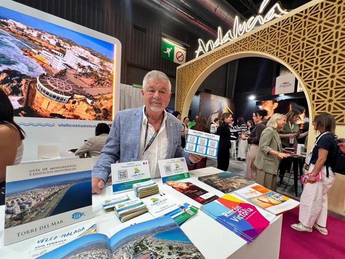 Imagen del presidente de la Mancomunidad de Municipios de la Costa del Sol Axarquía, Jorge Martín, en el stand en IFTM Top Resa 2026.