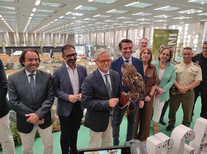 El presidente de la Diputación de Córdoba, Salvador Fuentes (centro), en la inauguración de Intercaza junto al alcalde, José María Bellido, y el presidente de Iprodeco, Félix Romero.
