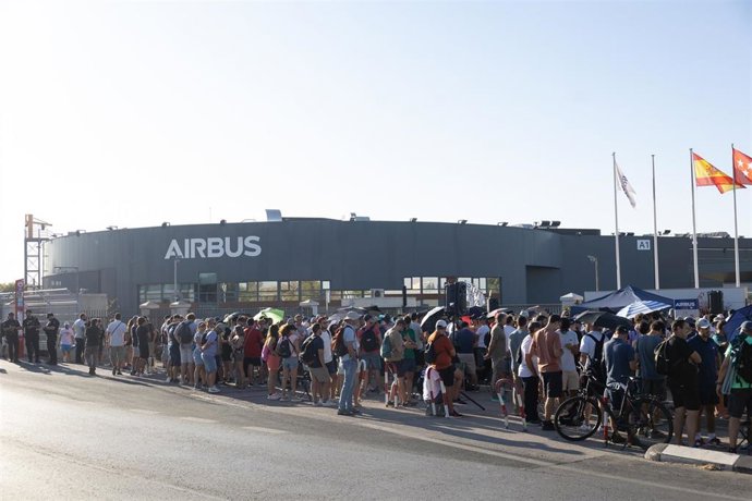 Trabajadores de Airbus se concentran a las puertas de la sede de Getafe, a 1 de septiembre de 2026, en Getafe, Madrid (España). 