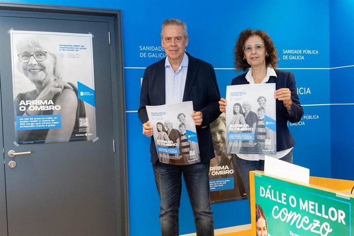 El conselleiro de Sanidade, Antonio Gómez Caamaño, y la directora xeral de Saúde Pública, Carmen Durán, presentan la campaña de inmunización de la gripe y la covid. Santiago de Compostela