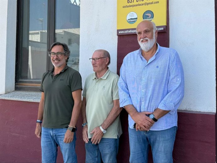 Javier Vidal con representantes de la Cofradía de Pescadores de Sanlúcar.