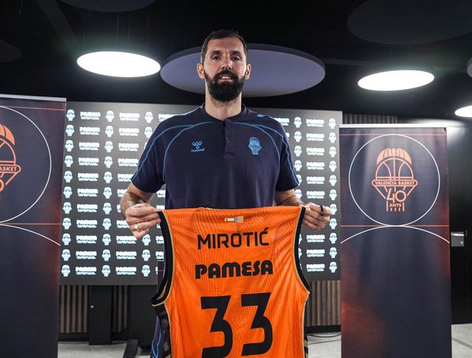 El jugador español Nikola Mirotic en su presentación con el Valencia Basket