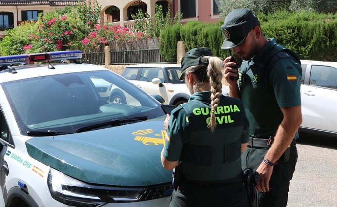 Agentes de la Guardia Civil en Inca.