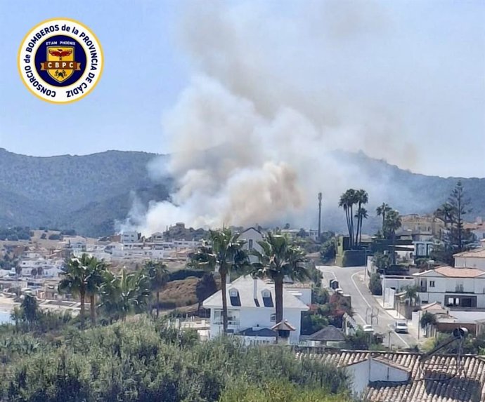 Humo generado por uno de los incendios registrados este jueves en la zona sur de Algeciras (Cádiz)