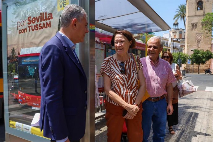 El alcalde de Sevilla conversa con varios usuarios de Tussam en una parada de Ponce de León