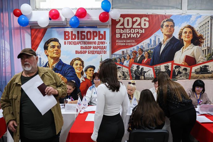 RÚSSIA, GENICHESK - 18 DE SETEMBRO DE 2026: Pessoas votam na seção eleitoral temática nº 82, dedicada à “Era dos Grandes Projetos de Construção e da Prosperidade Regional em 1965”, durante as eleições legislativas russas de 2026. De 18 a 20 de setembro, a