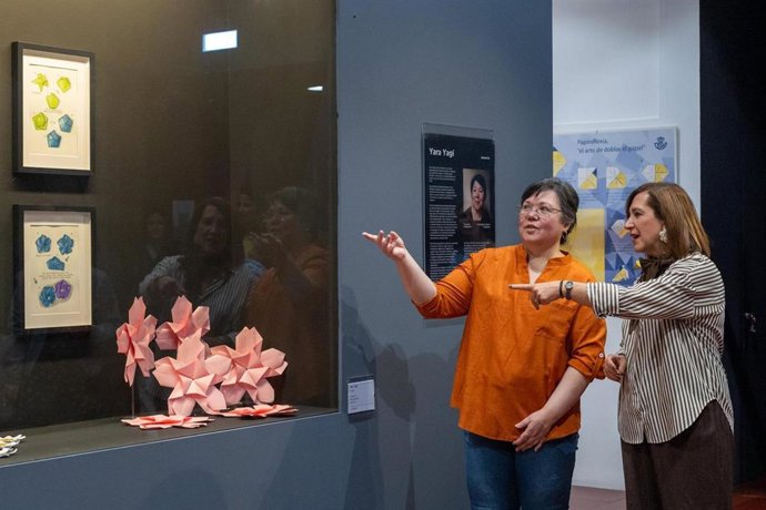 La consejera de Cultura, Educación y Turismo del Ayuntamiento de Zaragoza, Sara Fernández, junto a la artista Yara Yagi.