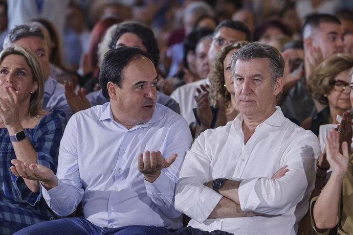 Archivo - Imagen de archivo del 'president' de la Generalitat, Juanfran Pérez Llorca (i), junto al líder nacional del PP, Alberto Núñez Feijóo (d)