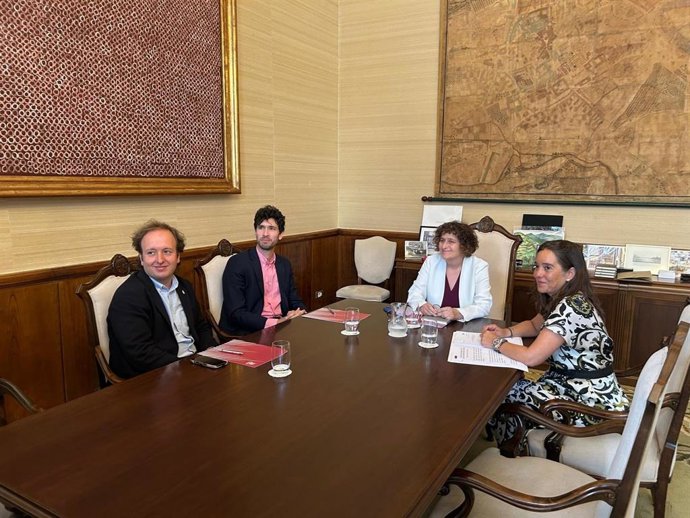Reunión de la alcaldesa de Santiago, Goretti Sanmartín, y la alcaldesa de A Coruña, Inés Rey