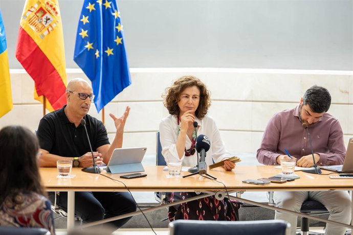 La consejera de Hacienda y Relaciones con la Unión Europea, Matilde Asián, durante la rueda de prensa