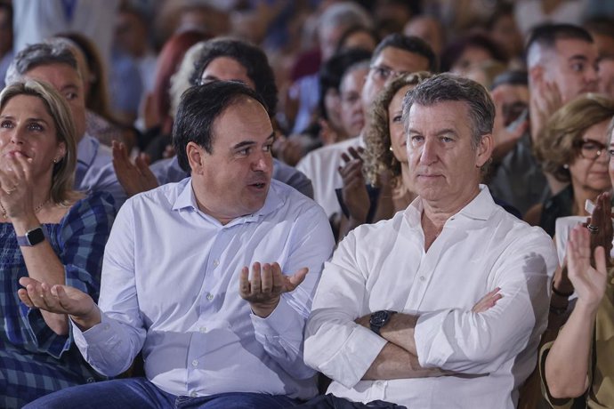 Archivo - Arxiu - Imatge d'arxiu del president de la Generalitat, Juanfran Pérez Llorca (e), junt amb el líder nacional del PP, Alberto Núñez Feijóo (d)