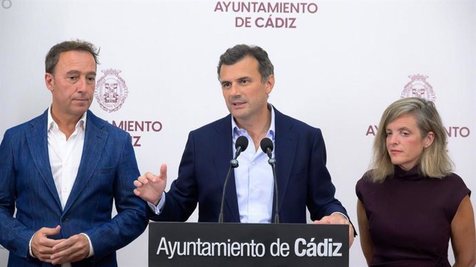 El alcalde de Cádiz, Bruno García, con los concejales de Urbanismo y Cultura.