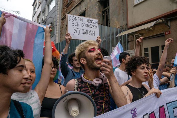 Archivo - Arquivo – 18 de junho de 2023, Turquia, Istambul: Um apoiador da comunidade LGBT (lésbicas, gays, bissexuais e transgêneros) grita slogans durante a Trans Pride Istambul, realizada nas proximidades de Taksim. Foto: Tolga Uluturk/ZUMA Press Wire/