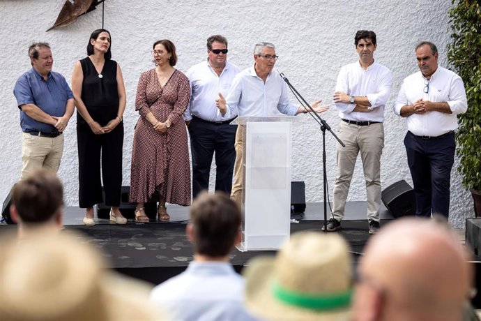 El presidente de la Diputación de Málaga, Francisco Salado, hablando durante su visita a Agropavón