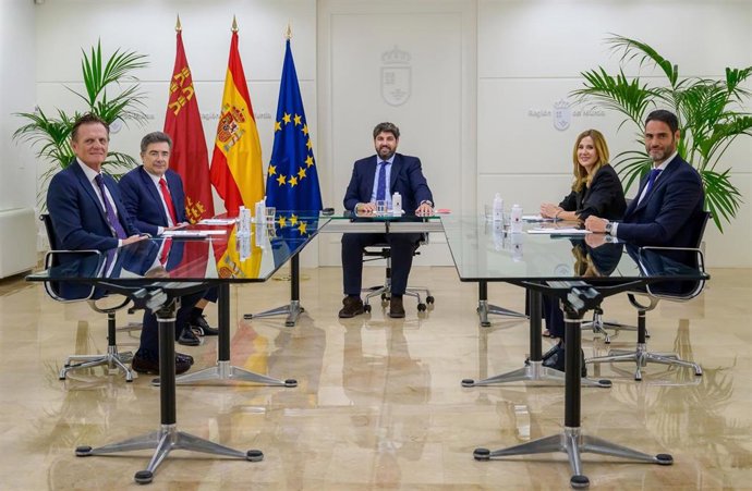 El presidente de la Región de Murcia, Fernando López Miras, reunido con el CEO de Vodafone España, José Miguel García