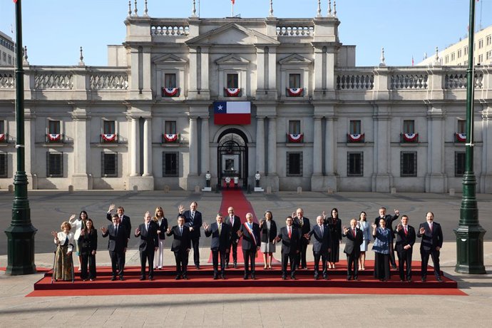 Santiago 18 de septiembre 2026.  El Presidente de la Republica, Jose Antonio Kast, participa en tradicional sesion de fotos oficiales con ministros y subsecretarios en la Plaza de la Constitucion y el Patio de los Canones.  Dragomir Yankovic/Aton Chile