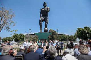 Archivo - 21 May 2026, Mexico, Guadalajara: The sculpture "La Canarinha," honoring Brazilian soccer legend Pelé 