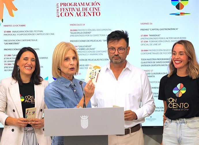 La alcaldesa de Jerez, María José García-Pelayo, acompañada por Lidia María Jaime, directora del festival Cine con Acento, María Espejo, directora de contenidos del mismo, y Alfredo Carrasco, presidente de la Asociación Hostelería de Jerez.