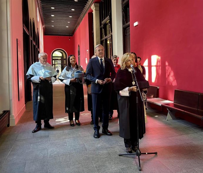 La rectora de la Universidad de Zaragoza, Rosa Bolea, junto al presidente del Gobierno de Aragón, Jorge Azcón, antes del acto de apertura del curso académico 2026-2027.