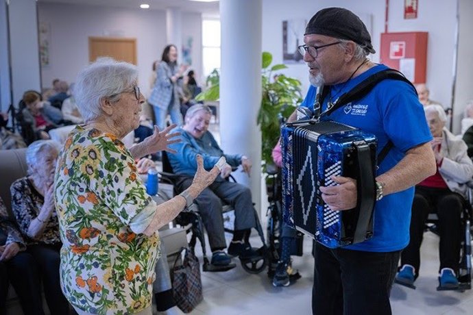 Un total de 50 microconciertos para acompañar a personas con Alzheimer en residencias valencianas
