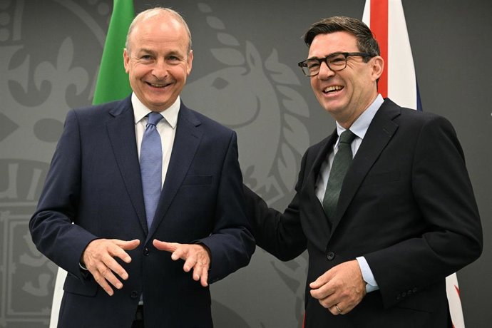 El primer ministro de Reino Unido, Andy Burnham, y el primer ministro irlandés, Micheal Martin, en su encuentro en Manchester.