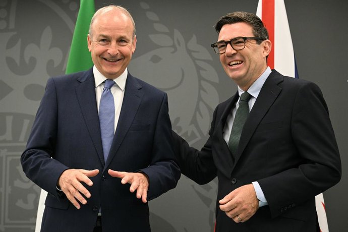 18 de setembro de 2026, Reino Unido, Manchester: O primeiro-ministro do Reino Unido, Andy Burnham (à direita), cumprimenta o primeiro-ministro da Irlanda, Micheal Martin, no número 10 da North Street, em Manchester, antes de uma reunião. Foto: Oli Scarff/