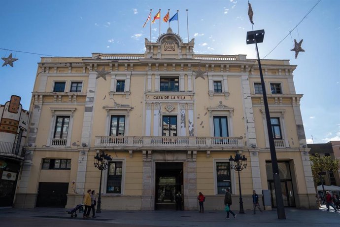 Archivo - Fachada del Ayuntamiento de L'Hospitalet de Llobregat (Barcelona).