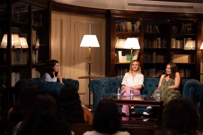 Las autoras Andrea Longarela y Violeta Reed conversan sobre literatura romántica, dentro del ciclo 'La biblioteca de amores imposibles', en la Sala Bécquer de la Fundación Cajasol