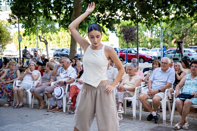 Archivo - Arxiu - Benetússer obri escenari al relleu de la dansa valenciana amb l'estrena de 'SOLES'