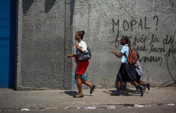Archivo - Arquivo - Imagem de arquivo mostrando vários civis no Haiti fugindo da violência das gangues.