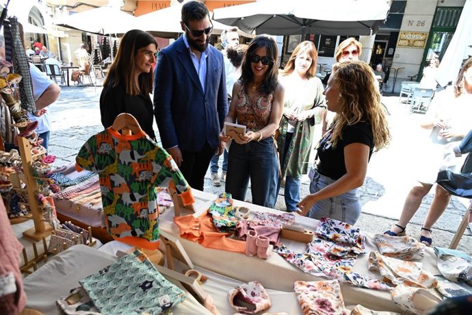 La tercera edición de Resotex, la Feria Transfronteriza de Moda Sostenible y Reciclaje Textil, ha comenzado este viernes en la Plaza Mayor de Plasencia